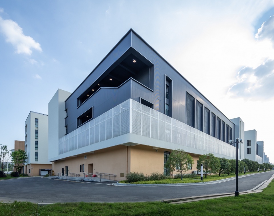 Wuxi Hechang Experimental Middle School China by c d Design Center