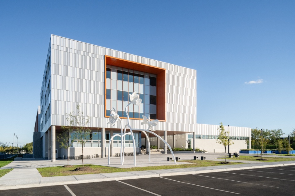 Two New High Schools by TLA UN NEUF