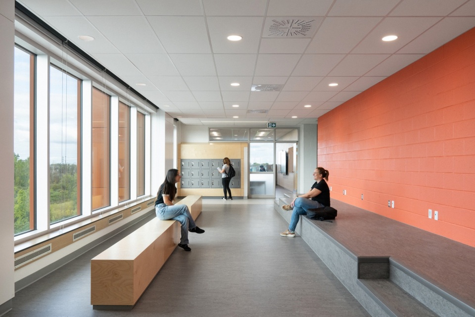 Two New High Schools by TLA UN NEUF
