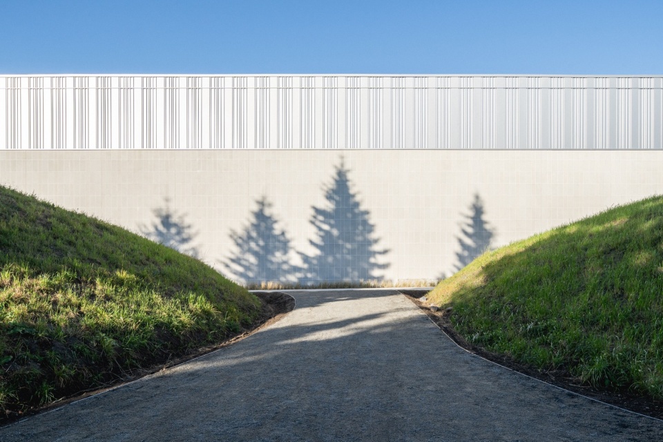 Two New High Schools by TLA UN NEUF