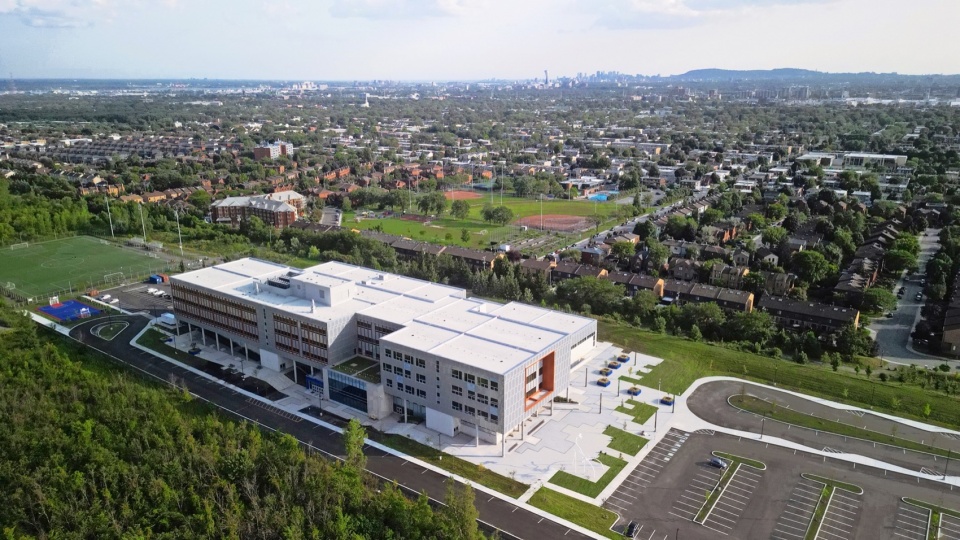 Two New High Schools by TLA UN NEUF yjs