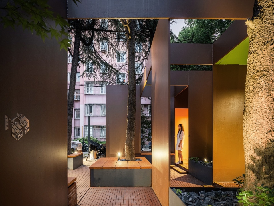 纸片屋的钢板构建与现状大树的关系 @CreatAR Images paper house