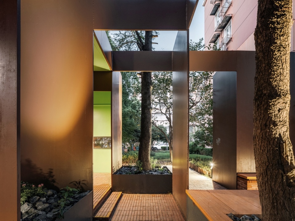 纸片屋的钢板与现状大树共同形成园林框景 @CreatAR Images paper house