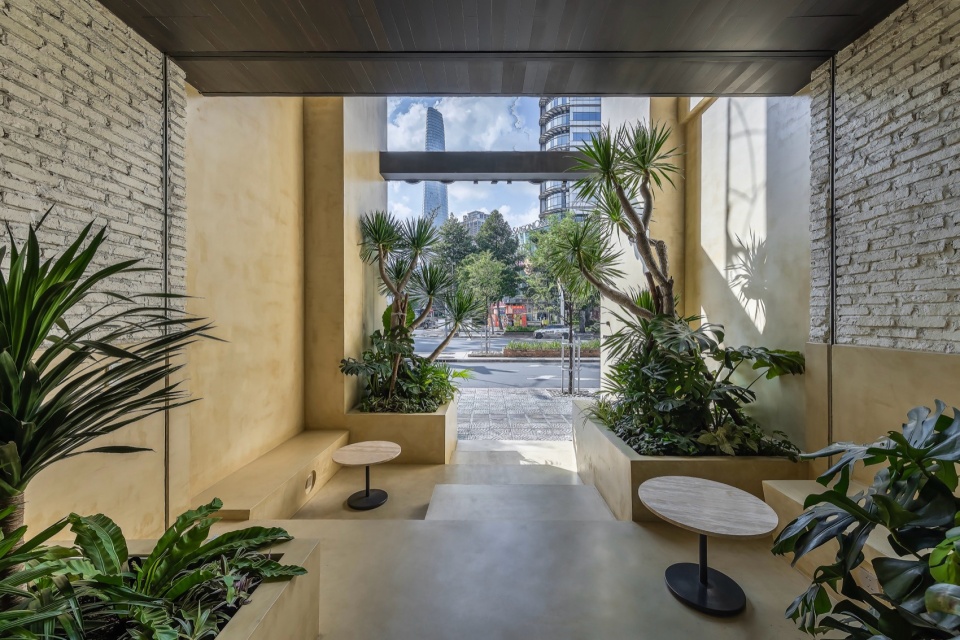 pct08 exterior forecourt morico