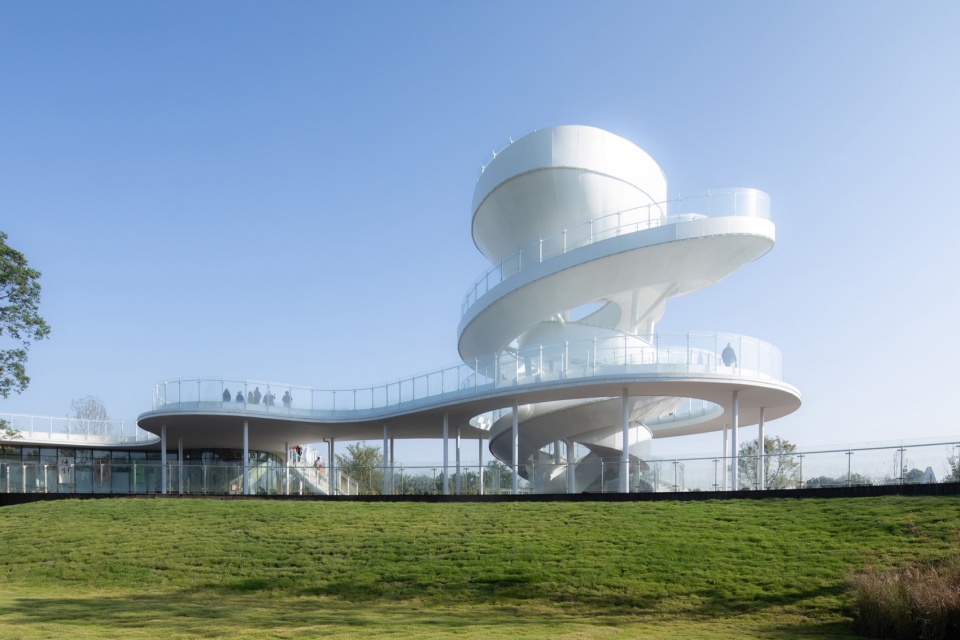 Lujiatan Wetland Park Commercial Service Center