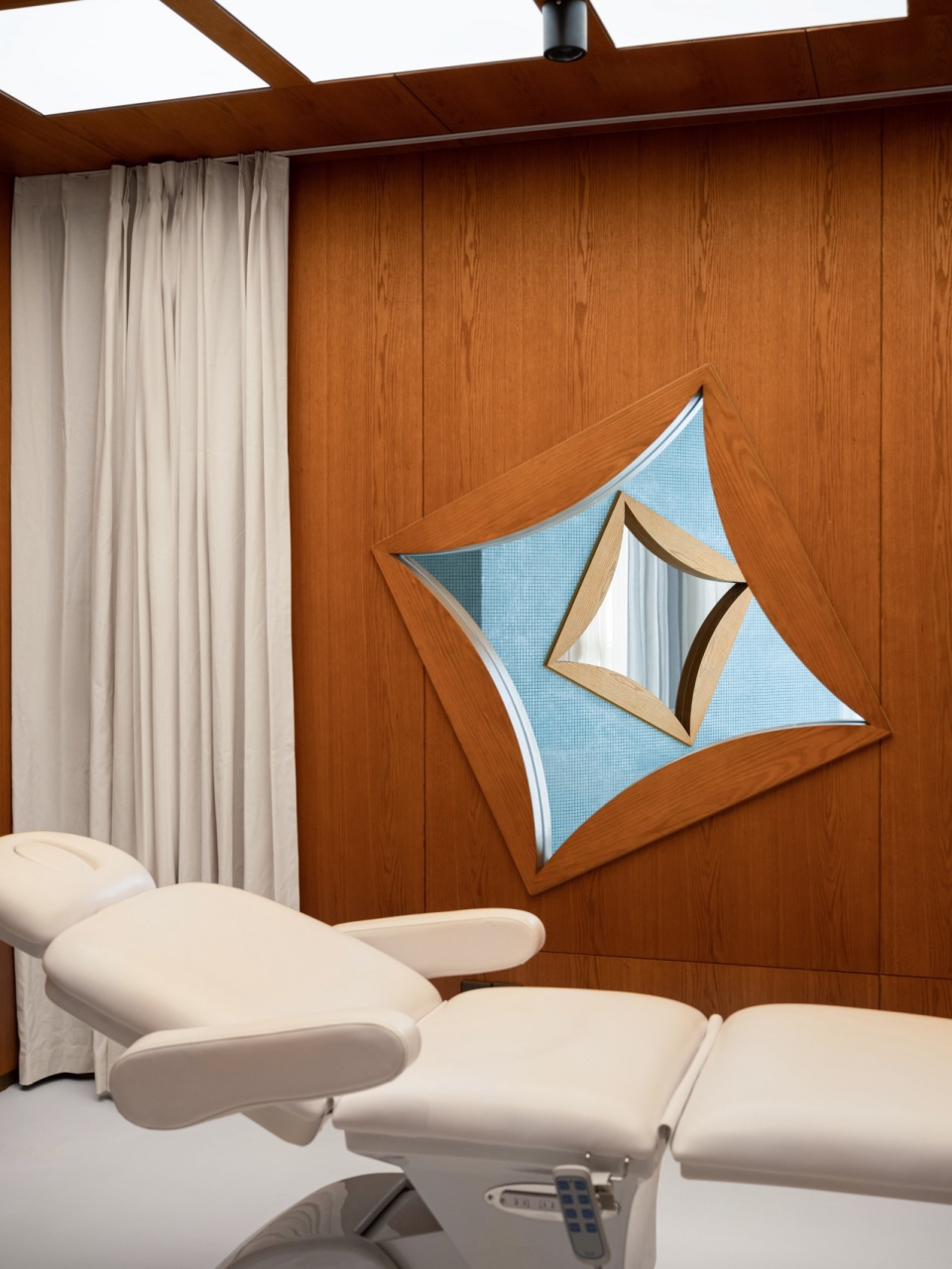 诹 Wan Qianshana clinic by studio yo u
