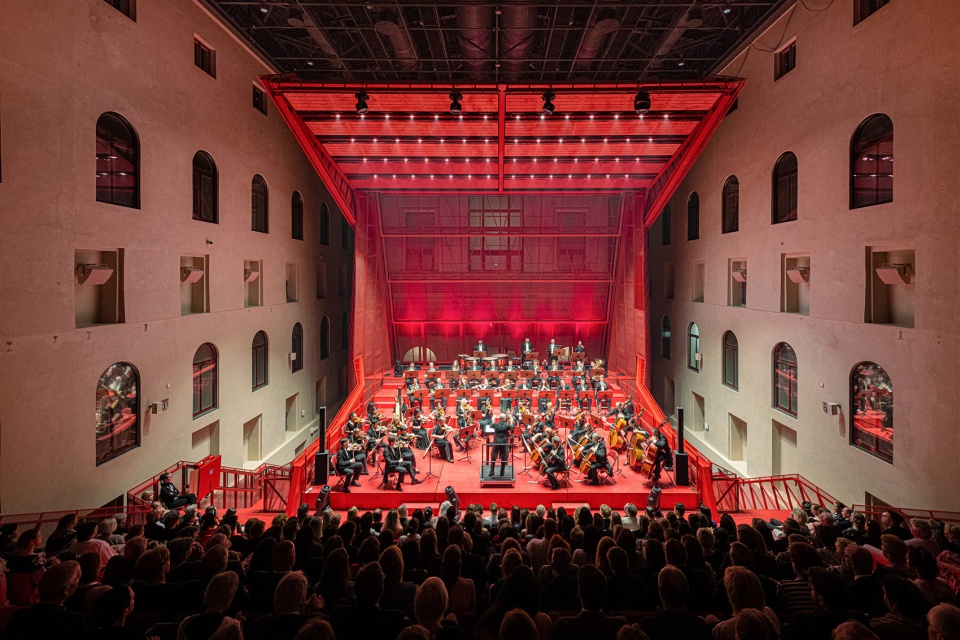 concert hall in the imperial spa by petr hajek architekti