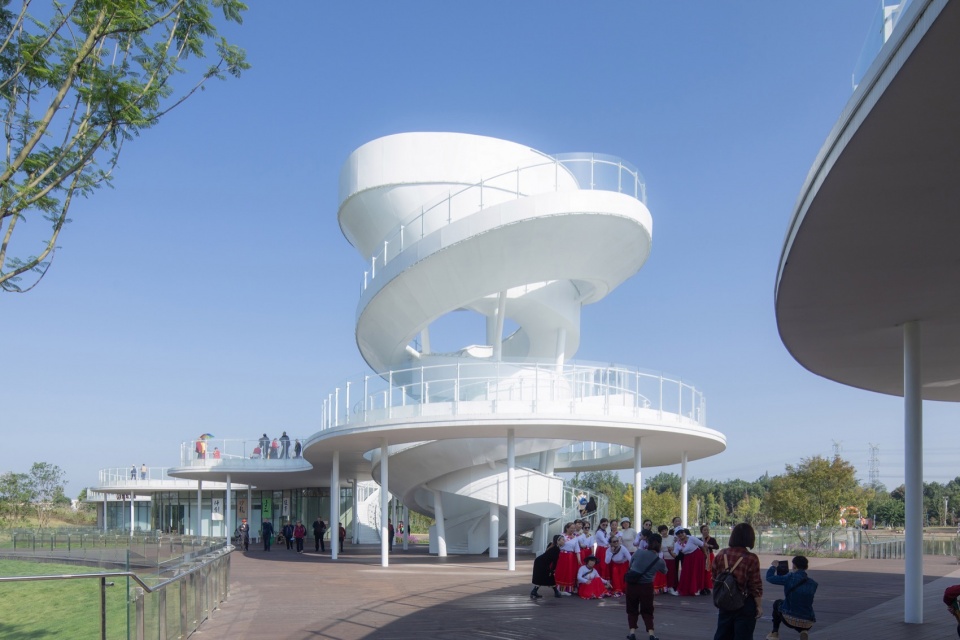 Lujiatan Wetland Park Commercial Service Center