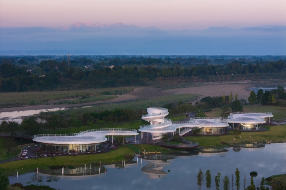 Lujiatan Wetland Park Commercial Service Center