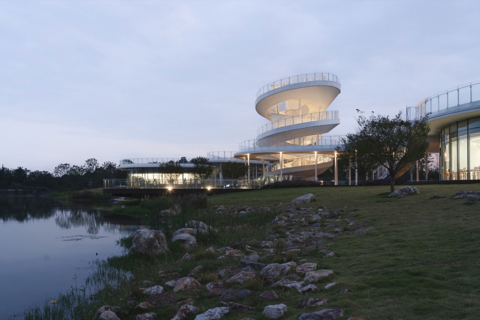 Lujiatan Wetland Park Commercial Service Center