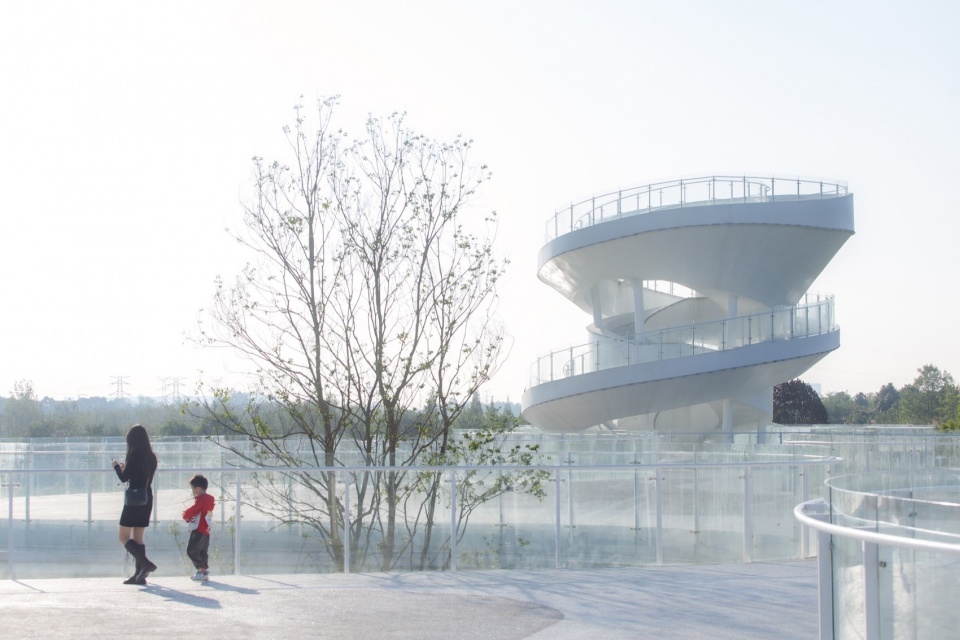 Lujiatan Wetland Park Commercial Service Center