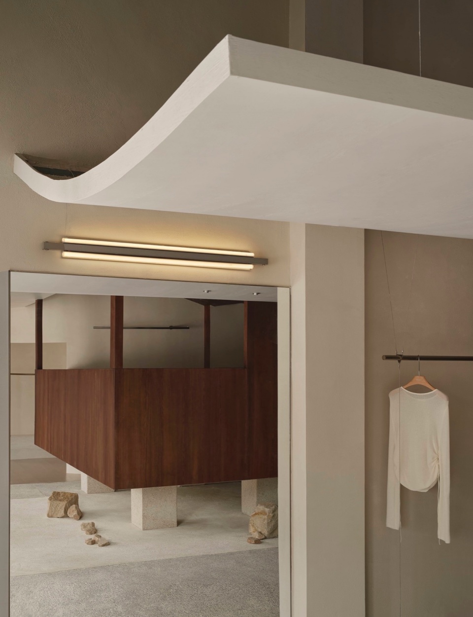 镜面元素映射出丰富的⻆度Mirror elements reflecting richness and openness.©Howie moment boutique store