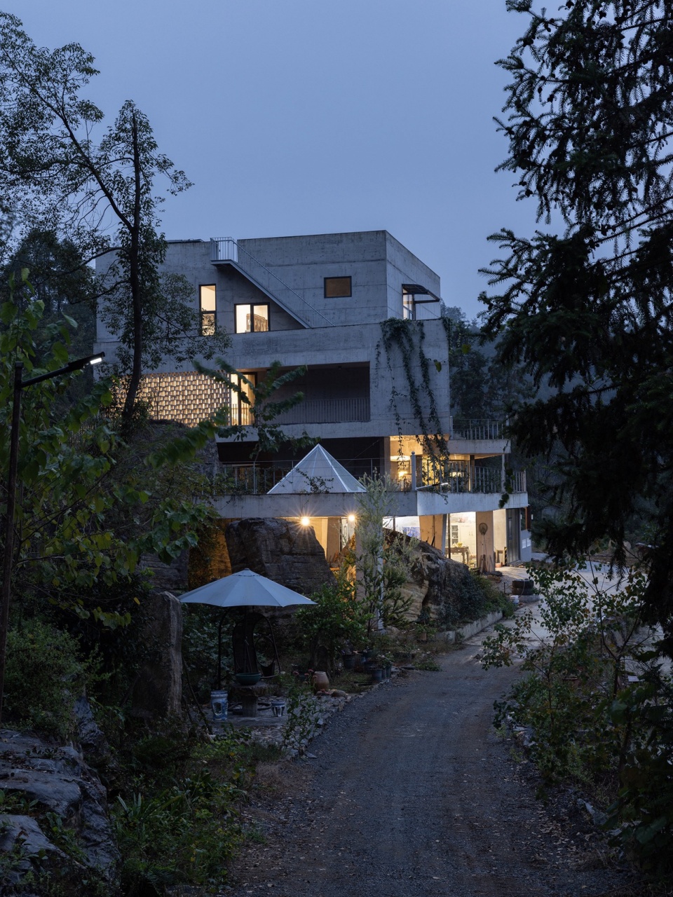 北侧夜景©直译 house shiyangshan no 1