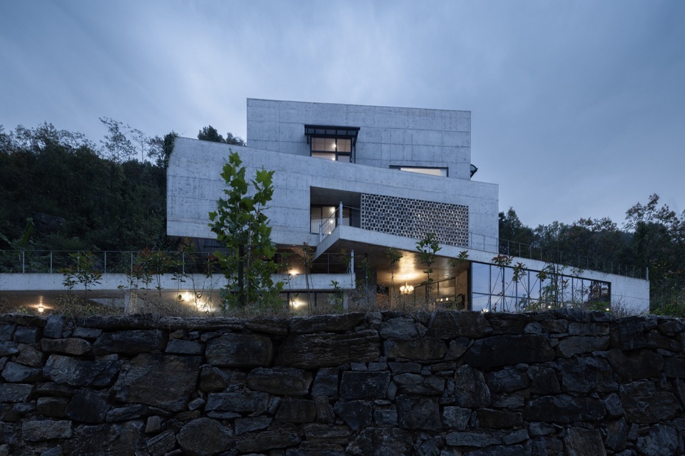 西南侧夜景©直译 house shiyangshan no 1