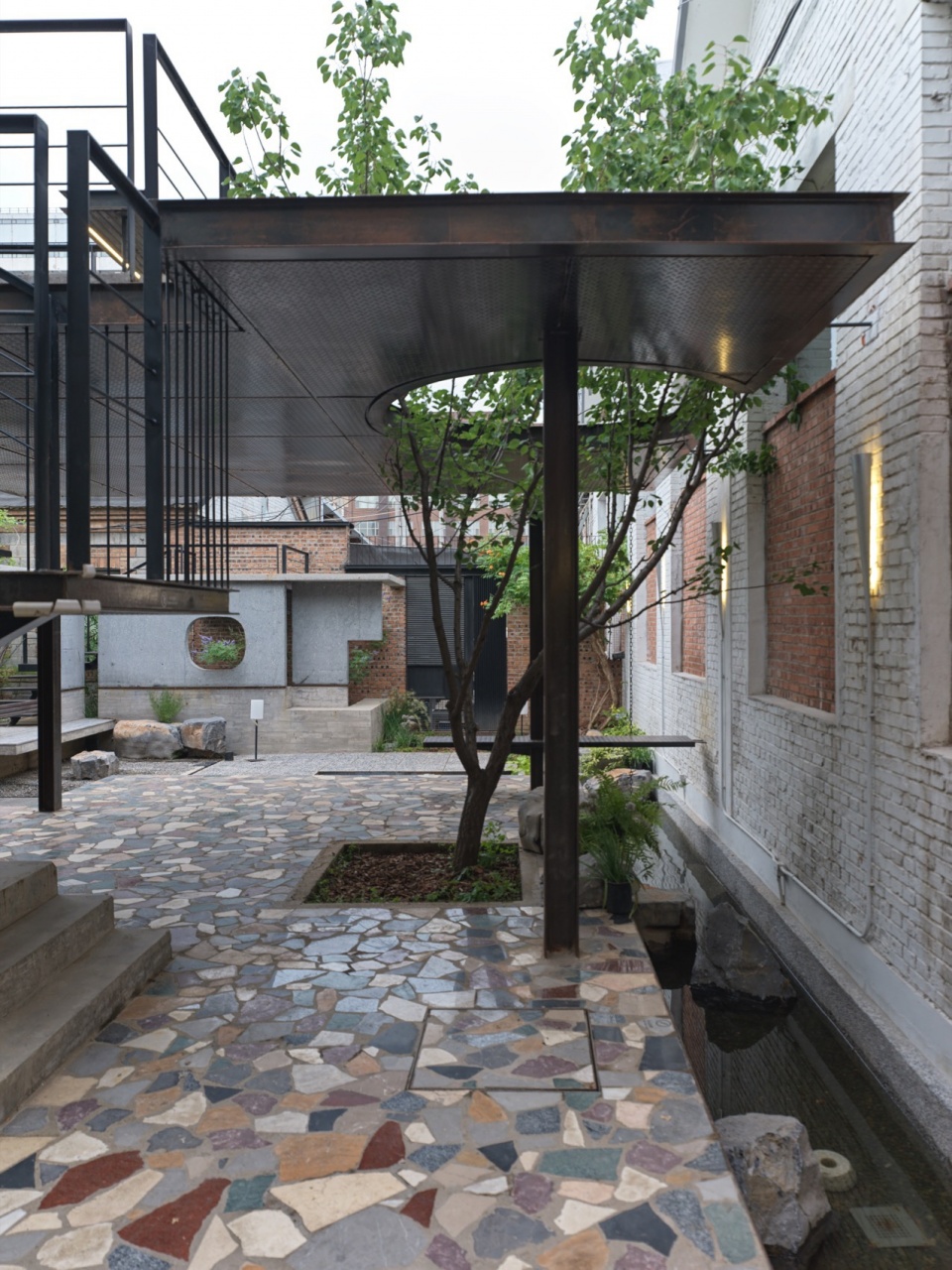 Concrete Screen Courtyard of Wind H Art Center 751 Phase 2 Phase 3 by Jin Qiuye Studio