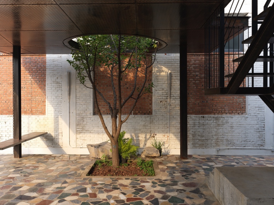 Concrete Screen Courtyard of Wind H Art Center 751 Phase 2 Phase 3 by Jin Qiuye Studio