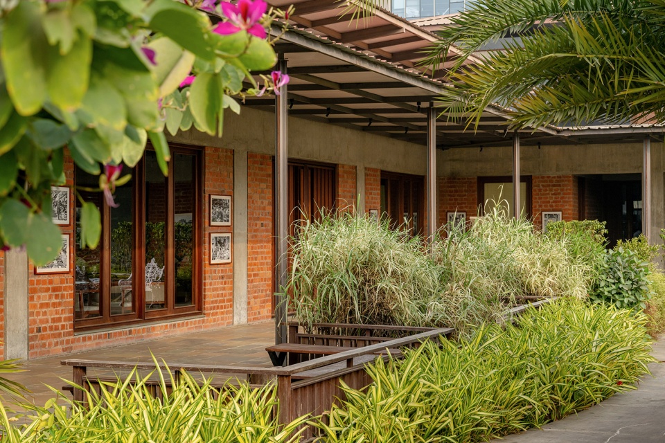 under the neem tree restaurant by hiren patel architects