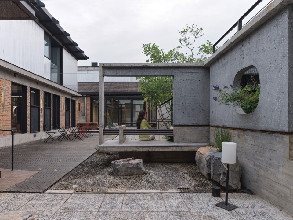 Concrete Screen Courtyard of Wind H Art Center 751 Phase 2 Phase 3 by Jin Qiuye Studio