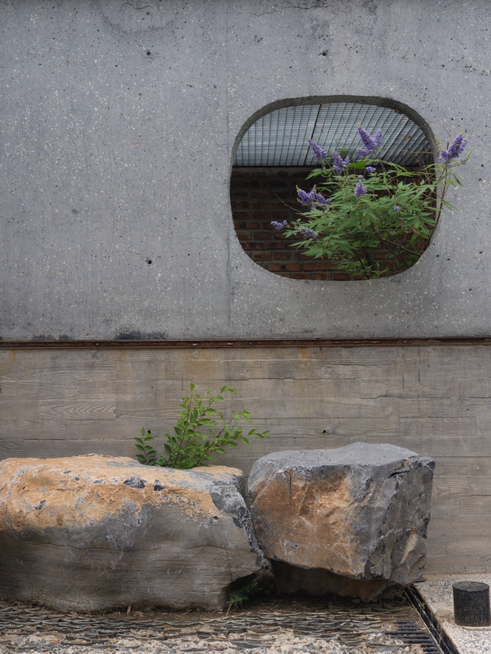 Concrete Screen Courtyard of Wind H Art Center 751 Phase 2 Phase 3 by Jin Qiuye Studio