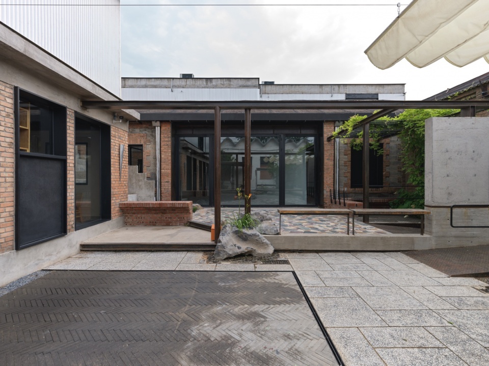 Concrete Screen Courtyard of Wind H Art Center 751 Phase 2 Phase 3 by Jin Qiuye Studio