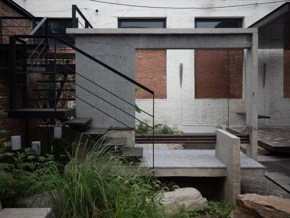 Concrete Screen Courtyard of Wind H Art Center 751 Phase 2 Phase 3 by Jin Qiuye Studio