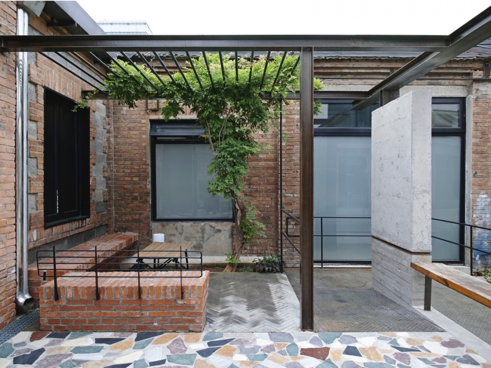 Concrete Screen Courtyard of Wind H Art Center 751 Phase 2 Phase 3 by Jin Qiuye Studio