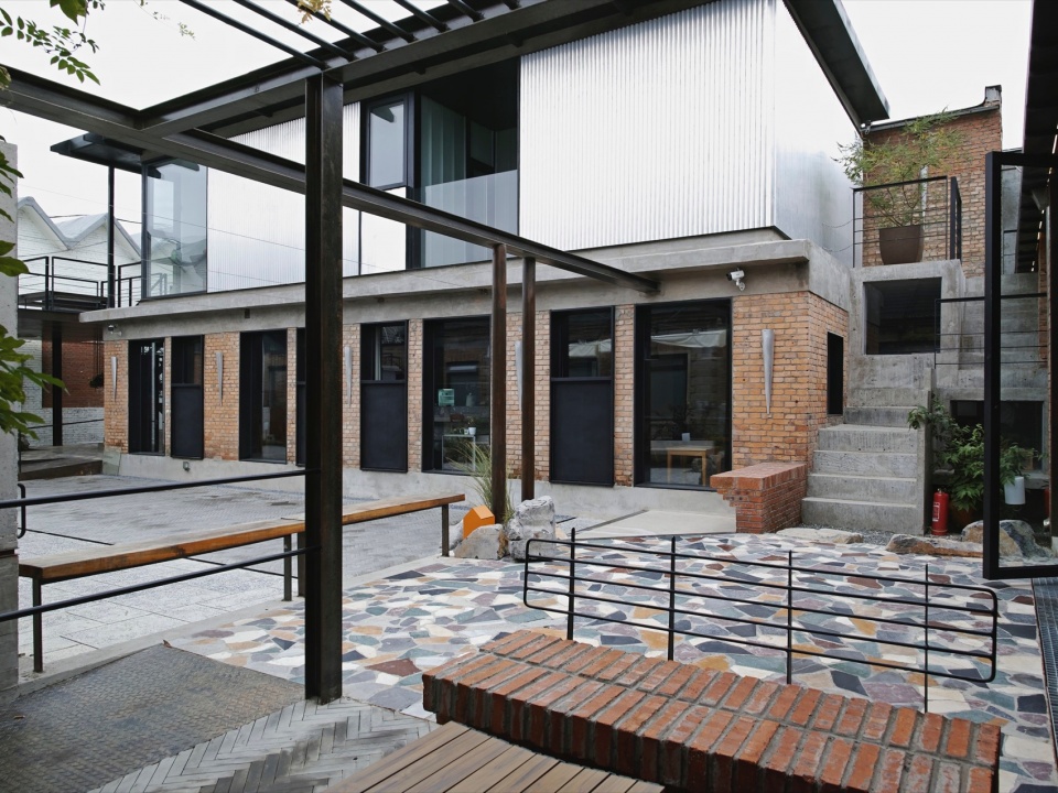 Concrete Screen Courtyard of Wind H Art Center 751 Phase 2 Phase 3 by Jin Qiuye Studio
