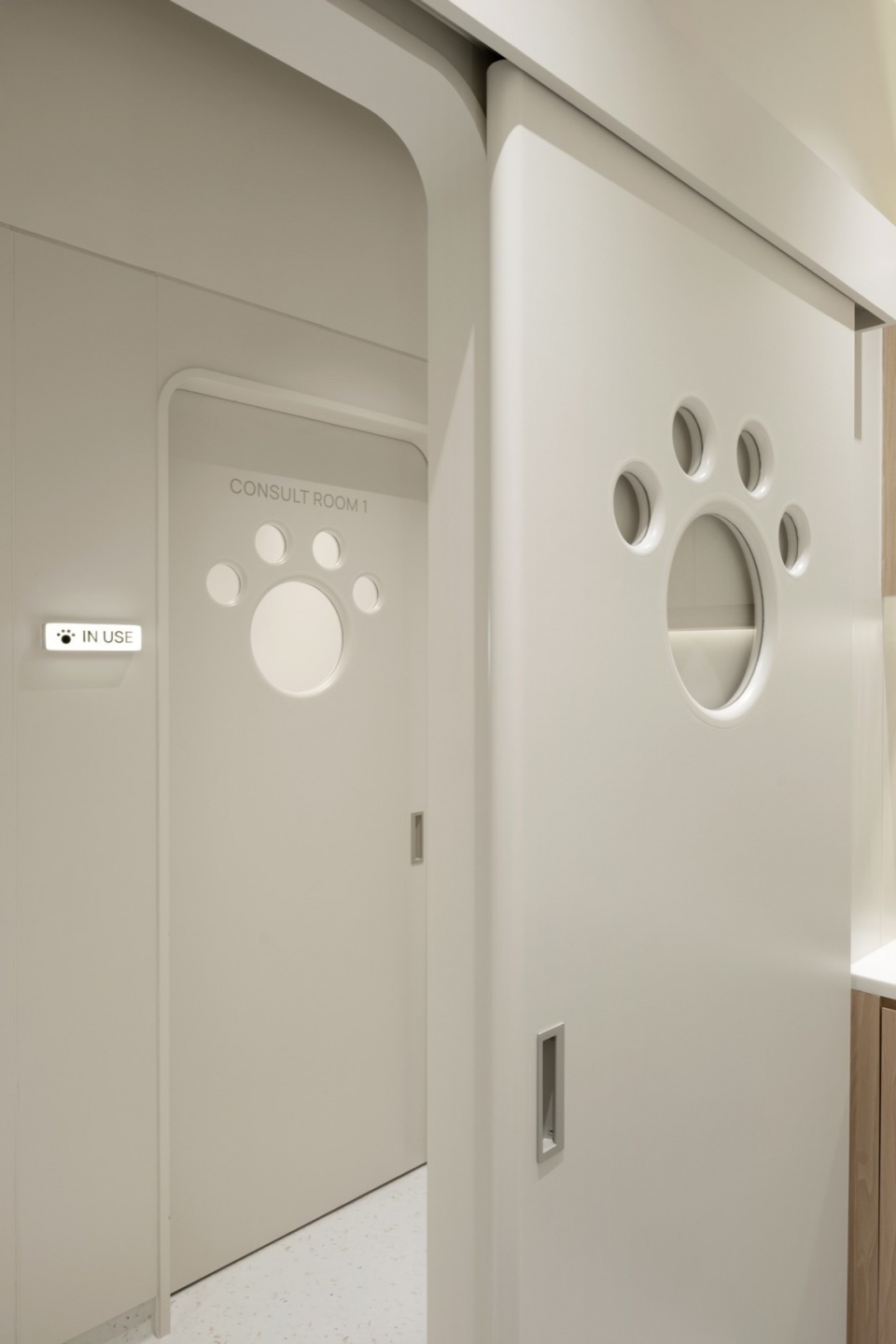 Hong Kong SAA Veterinary Centre by Karv One Design