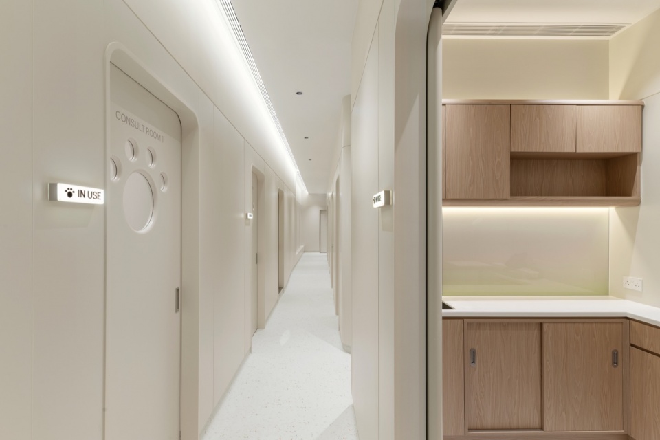 Hong Kong SAA Veterinary Centre by Karv One Design