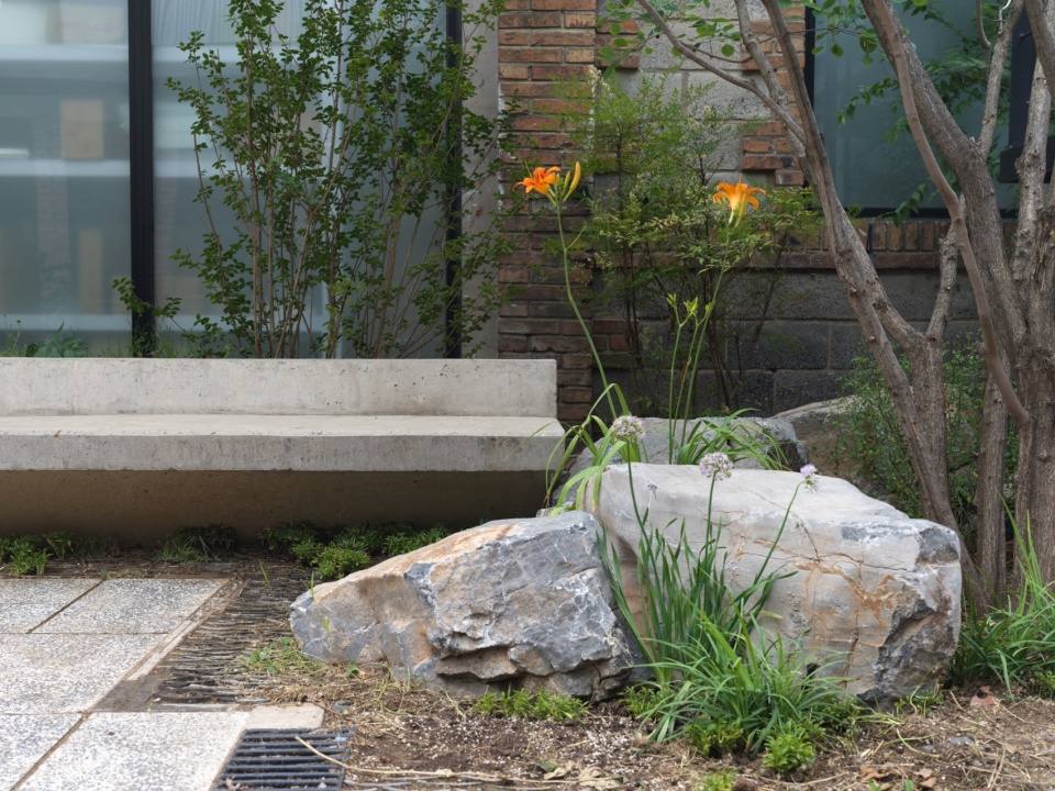 Concrete Screen Courtyard of Wind H Art Center 751 Phase 2 Phase 3 by Jin Qiuye Studio