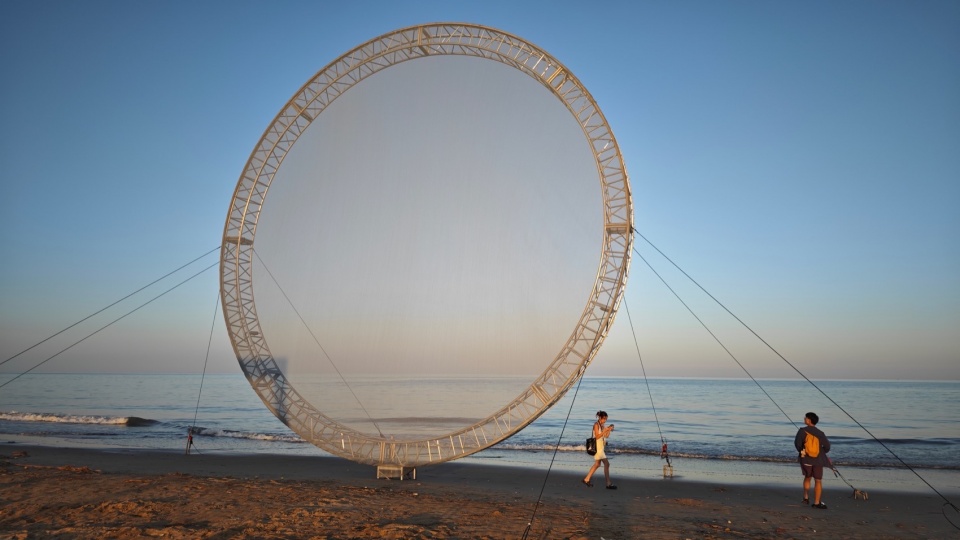 r10 halo installtion by aml design studio