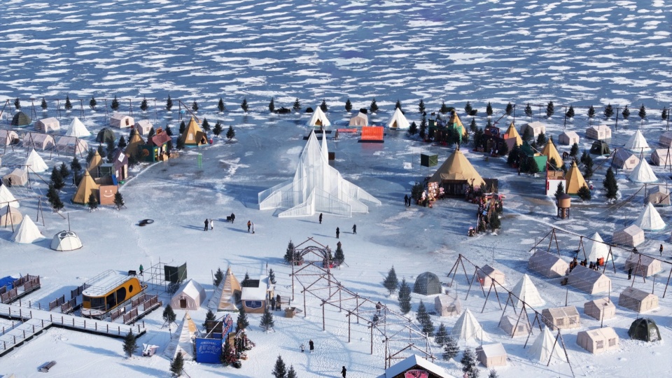 ©郑春杰 ice lake art installation the white flame by space10