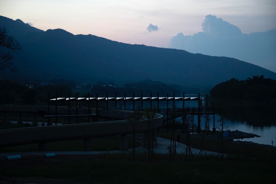 光伏屋面构成水波的意向 guitou town wetland park