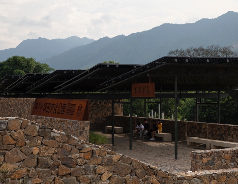 入口建筑以低矮的姿态面向公路,营造宜人的棚下空间 guitou town wetland park