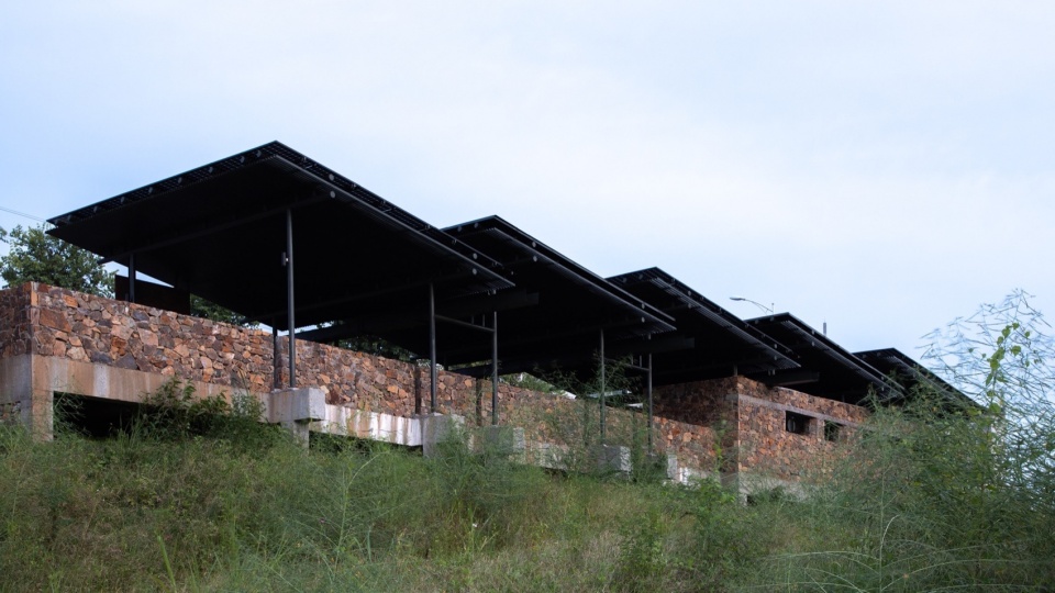 入口建筑连续的光伏屋面下,是能俯瞰全园的观景平台 guitou town wetland park