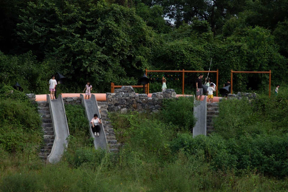 利用废弃管桩改造的游乐场 guitou town wetland park