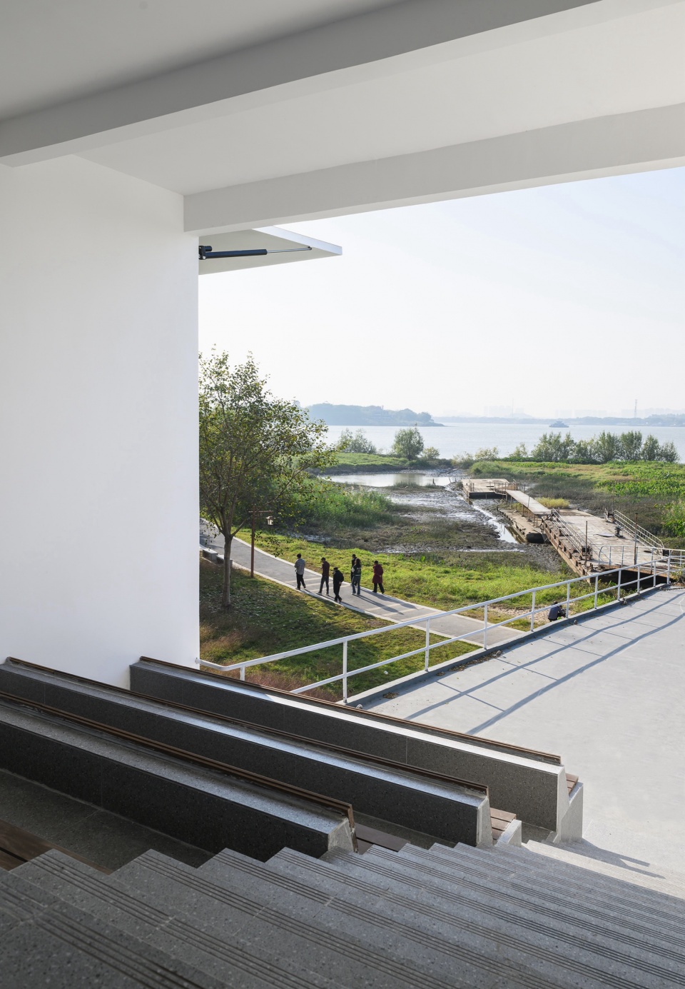 原码头阶梯改造为观景阶梯式长椅 ©猫瞳工作室 renovation practice of jiujiang ferry cultural complex