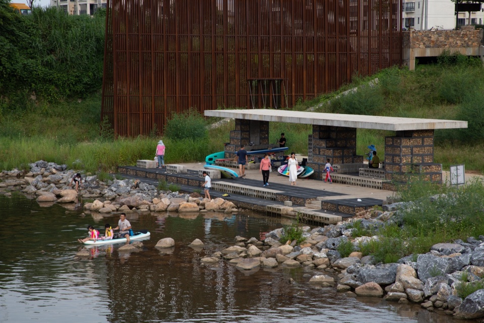 可淹没的混凝土水榭成为露营中心和皮划艇码头 guitou town wetland park
