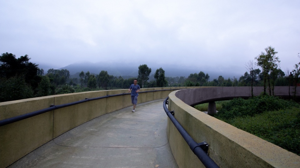 如基础设施般简洁的栈道截面形式,可通行摩托车 guitou town wetland park