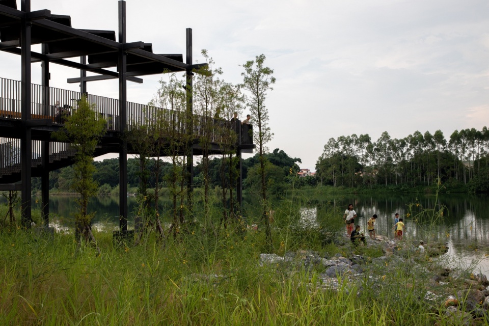 抛石驳岸成为村民和游客垂钓、捞螺的热门地点 guitou town wetland park