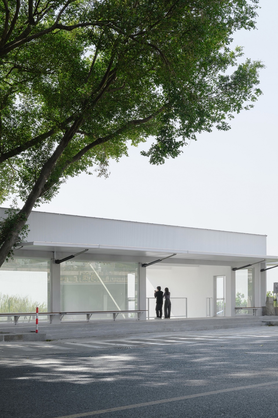 檐下的灰空间 ©猫瞳工作室 renovation practice of jiujiang ferry cultural complex