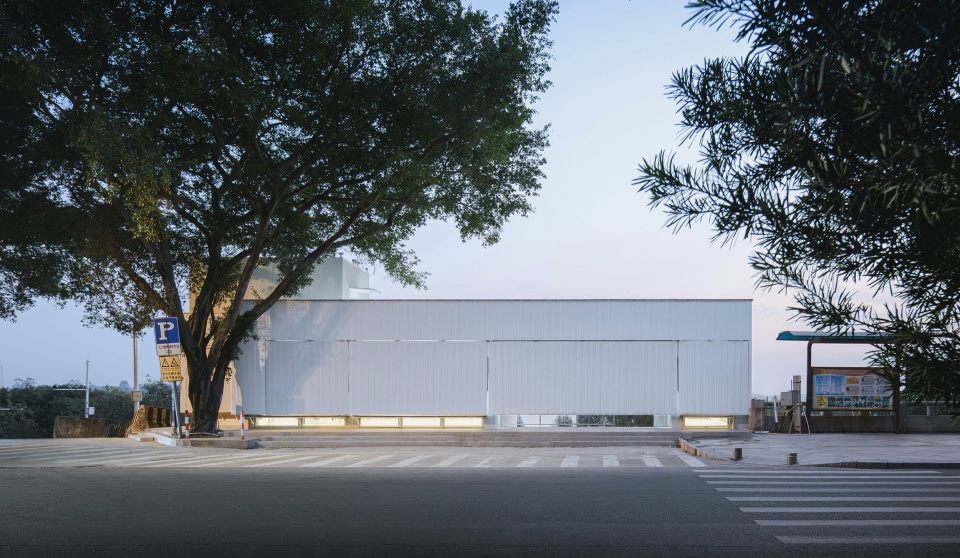 立面的全关闭状态 ©猫瞳工作室 renovation practice of jiujiang ferry cultural complex