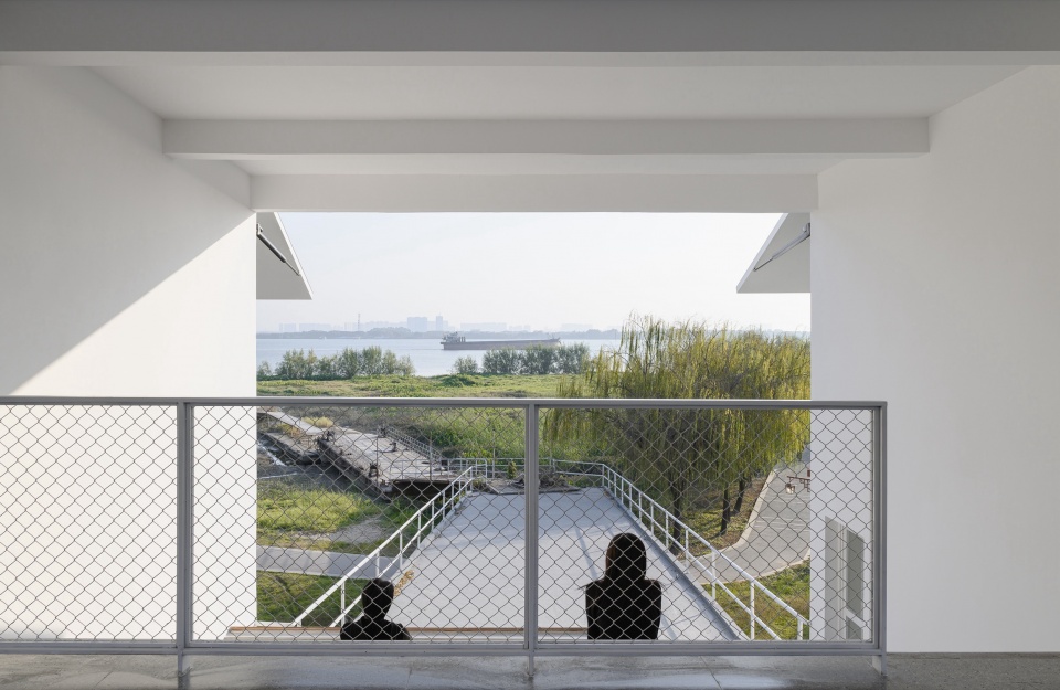 通往江边栈桥的观景阶梯 ©猫瞳工作室 renovation practice of jiujiang ferry cultural complex