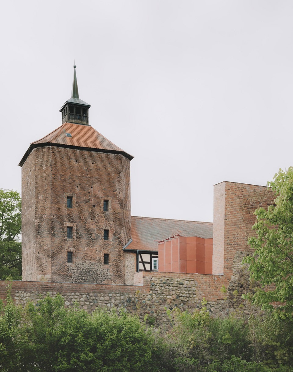 Burgbuhne Beeskow by Atelier Fanelsa
