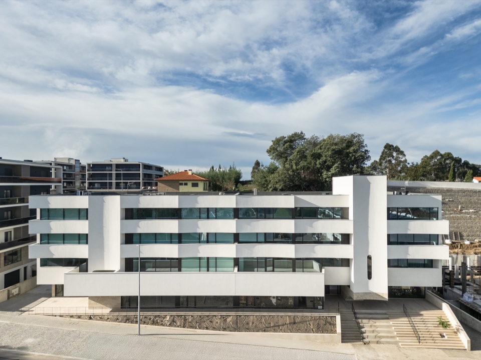 aurora 10 bulding by tiago do vale architects