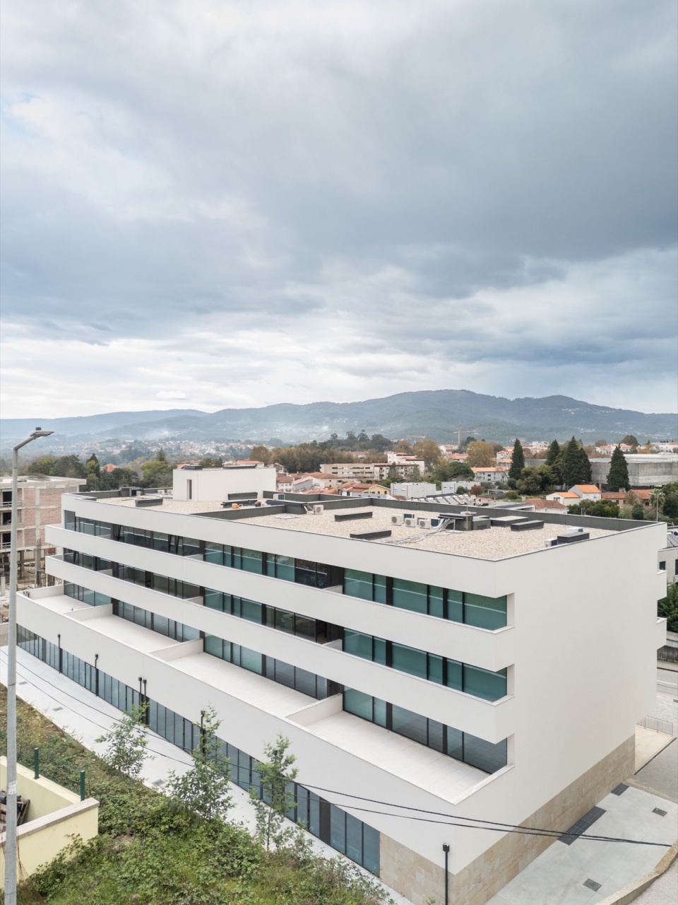 aurora 10 bulding by tiago do vale architects