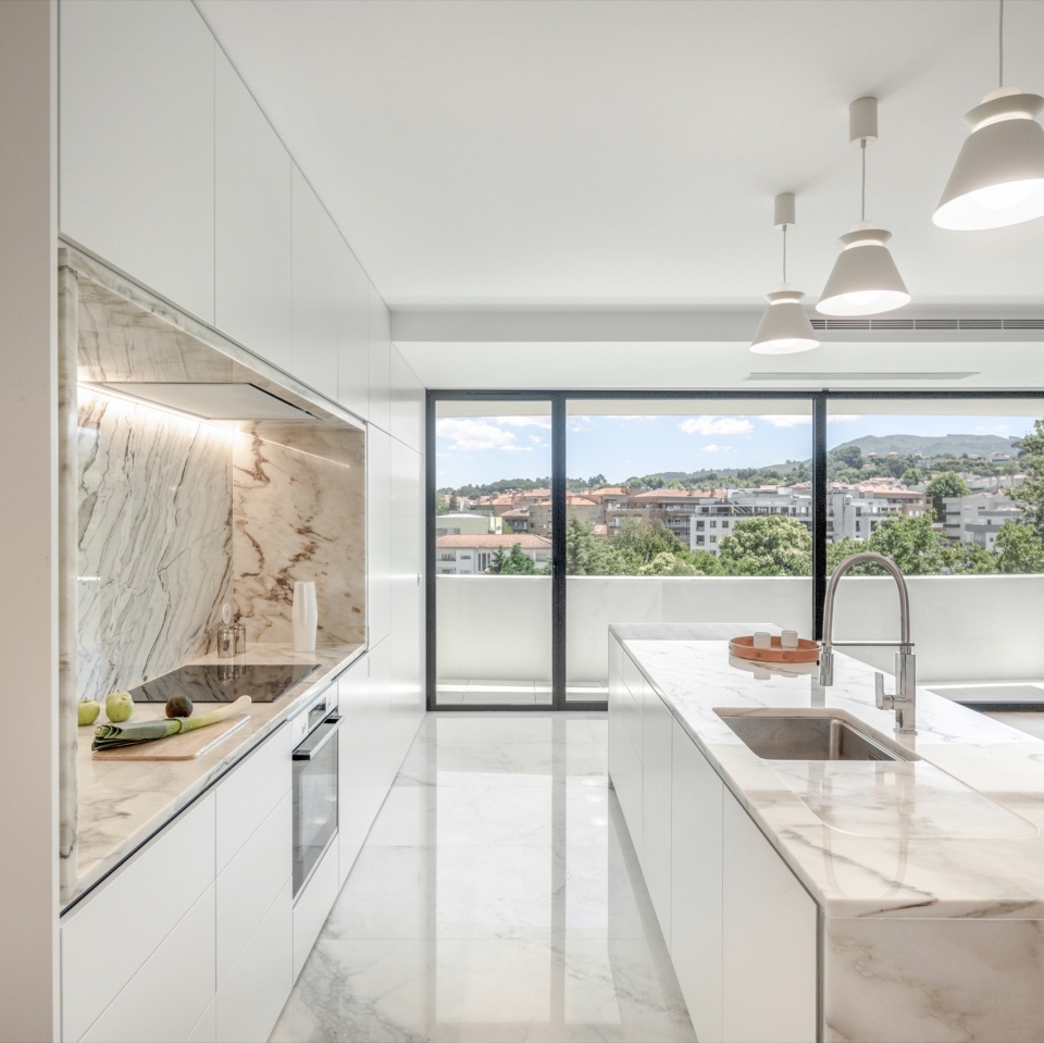 aurora 10 bulding by tiago do vale architects
