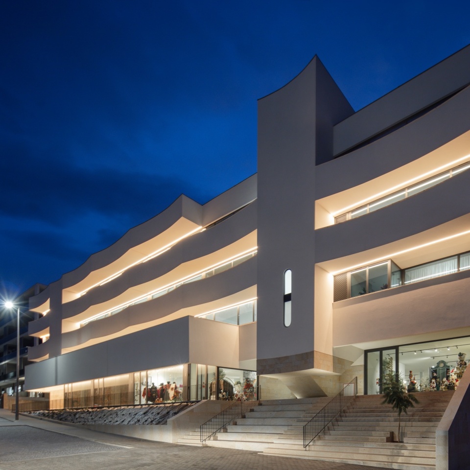 aurora 10 bulding by tiago do vale architects