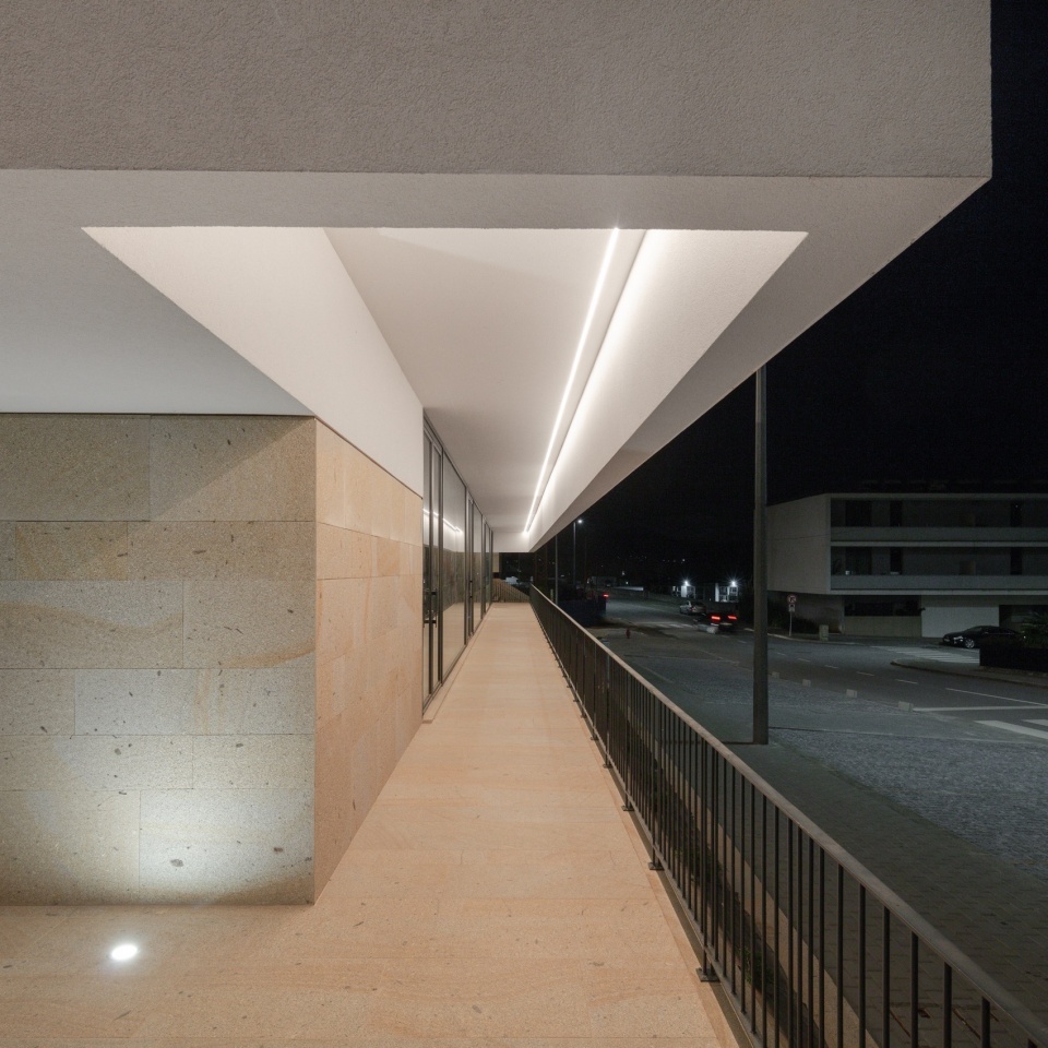 aurora 10 bulding by tiago do vale architects
