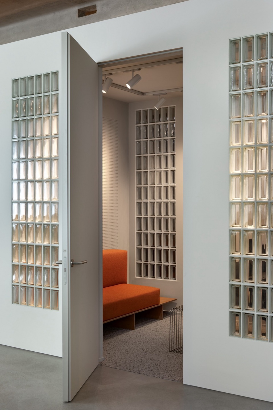 Dynamic Frame by balbek bureau